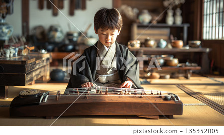 在感受日本氛圍的同時欣賞音樂：孩子在家練習箏 135352005
