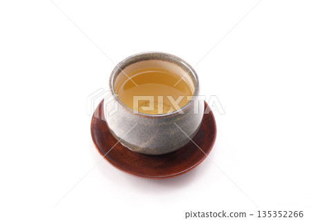白色背景上的日本茶 白色背景上的日本茶 135352266