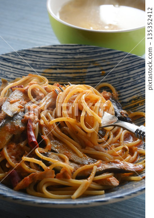 茄子鮪魚義大利麵配番茄醬 135352412