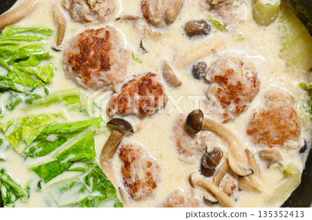 火鍋肉丸配大白菜和蘑菇奶湯 135352413