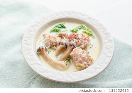 Meatball, Chinese cabbage and mushroom milk soup Meatball, Chinese cabbage and mushroom milk soup 135352415