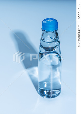 一瓶裝有彈珠的玻璃瓶裝拉姆內汽水,在夏日的光影中閃閃發光。 一瓶裝有彈珠的玻璃瓶裝拉姆內汽水,在夏日的光影中閃閃發光。 135352599