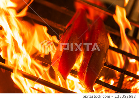 Tosa straw-grilled bonito tataki Tosa straw-grilled bonito tataki 135352688