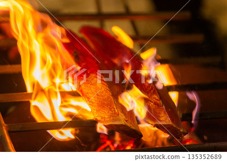 Tosa straw-grilled bonito tataki 135352689