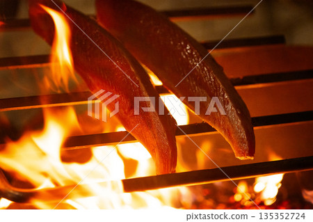 Kochi's delicious straw-grilled bonito tataki Kochi's delicious straw-grilled bonito tataki 135352724