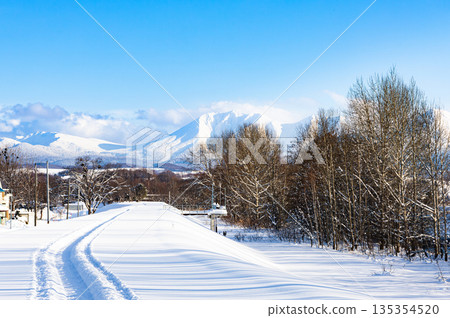 北海道美瑛町美瑛川沿岸的河畔高爾夫球場,攝於隆冬時節 北海道美瑛町美瑛川沿岸的河畔高爾夫球場,攝於隆冬時節 135354520