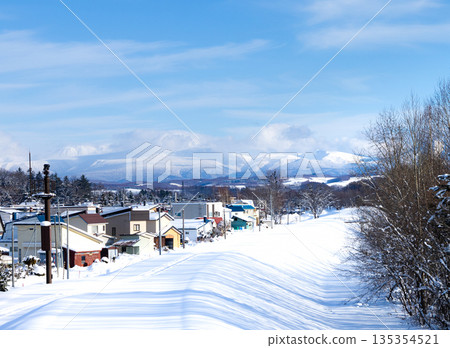 北海道美瑛町美瑛川沿岸的河畔高爾夫球場，攝於隆冬時節 135354521