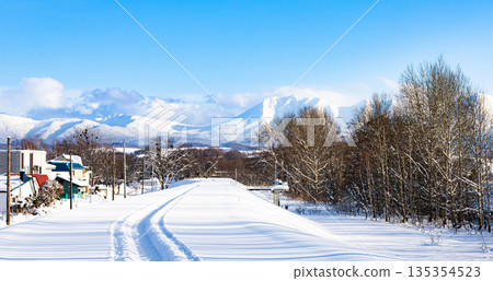 北海道美瑛町美瑛川沿岸的河畔高爾夫球場,攝於隆冬時節 北海道美瑛町美瑛川沿岸的河畔高爾夫球場,攝於隆冬時節 135354523