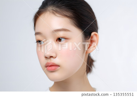 日本女性臉部特寫。肌膚光滑，雙眼美麗。 135355551