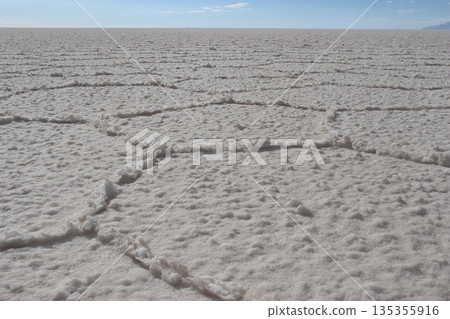 烏尤尼鹽沼乾涸後的鹽地 135355916