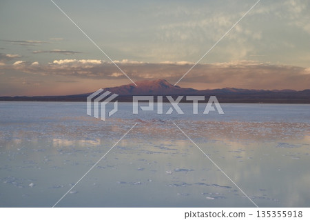 山脈向烏尤尼鹽沼移動 135355918