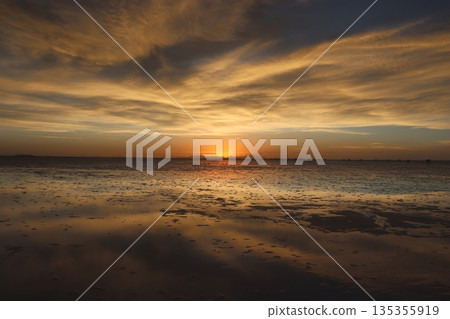 烏尤尼鹽沼的日落 135355919