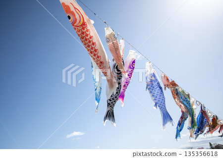 鯉魚stream在藍藍的天空中游泳 135356618