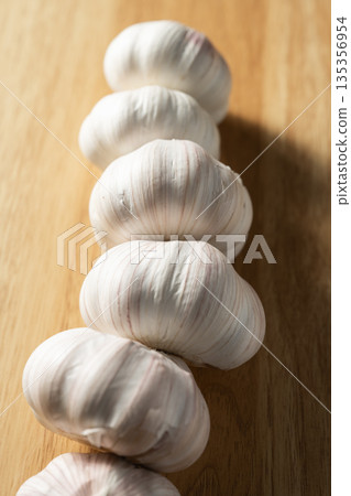 garlic 135356954