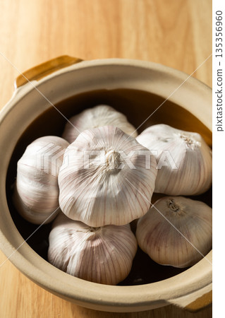garlic 135356960