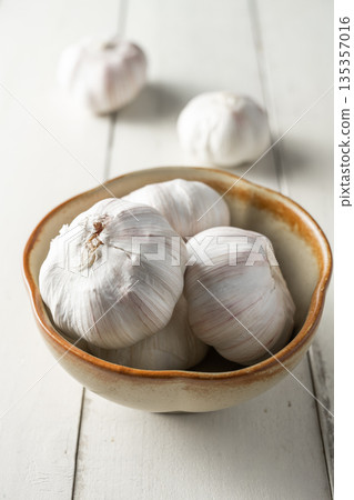 garlic garlic 135357016