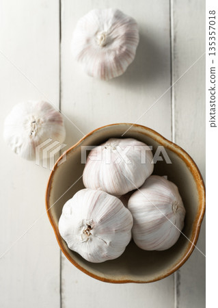 garlic 135357018