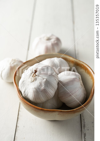 garlic 135357019