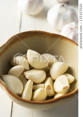 garlic 135357020