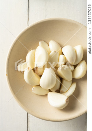 garlic garlic 135357026