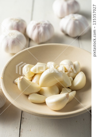 garlic garlic 135357027