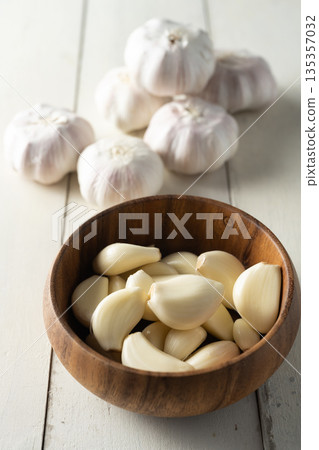 garlic garlic 135357032