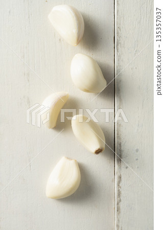 garlic garlic 135357037