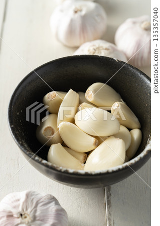 garlic garlic 135357040