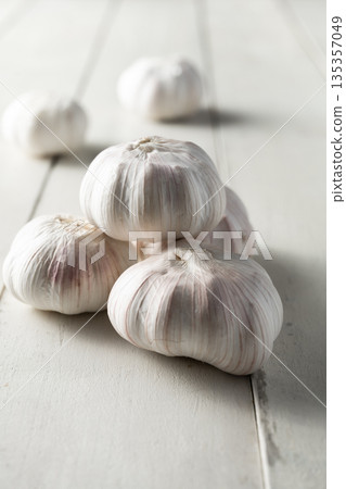 garlic garlic 135357049