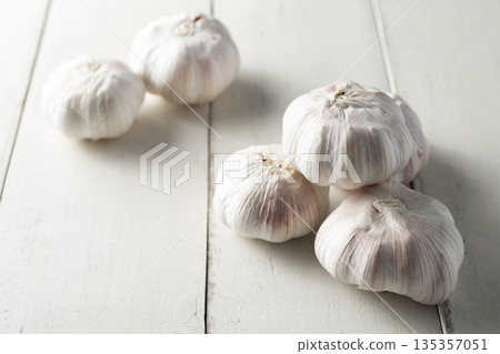 garlic 135357051