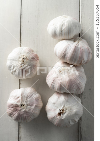 garlic garlic 135357054