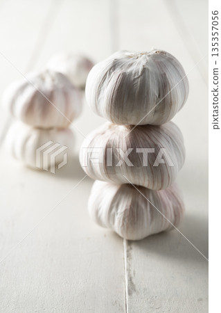garlic garlic 135357056