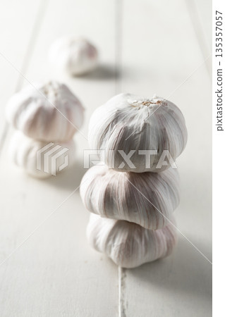 garlic garlic 135357057