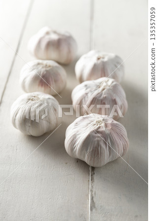 garlic garlic 135357059