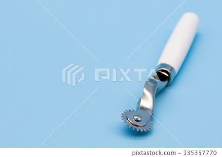 一個工藝輪放置在淺藍色背景上 一個工藝輪放置在淺藍色背景上 135357770