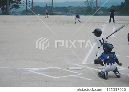 夢想成為職業棒球選手並努力奮鬥的棒球少年 夢想成為職業棒球選手並努力奮鬥的棒球少年 135357920