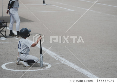 夢想成為職業棒球選手並努力奮鬥的棒球少年 夢想成為職業棒球選手並努力奮鬥的棒球少年 135357925