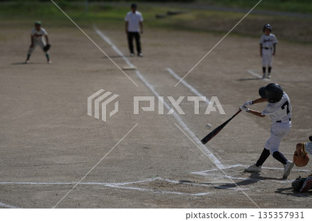 夢想成為職業棒球選手並努力奮鬥的棒球少年 135357931