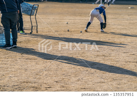 夢想成為職業棒球選手並努力奮鬥的棒球少年 135357951