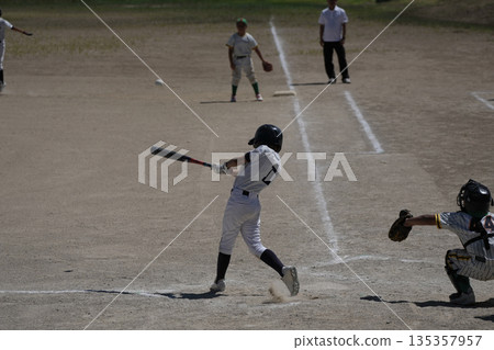 夢想成為職業棒球選手並努力奮鬥的棒球少年 135357957