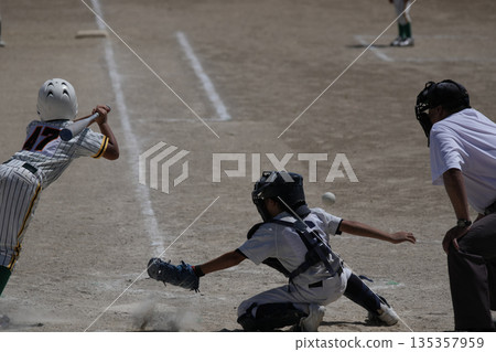 夢想成為職業棒球選手並努力奮鬥的棒球少年 135357959