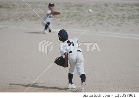 夢想成為職業棒球選手並努力奮鬥的棒球少年 135357961