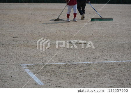 夢想成為職業棒球選手並努力奮鬥的棒球少年 135357990