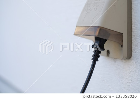 安裝在石膏牆上的戶外插座 135358020