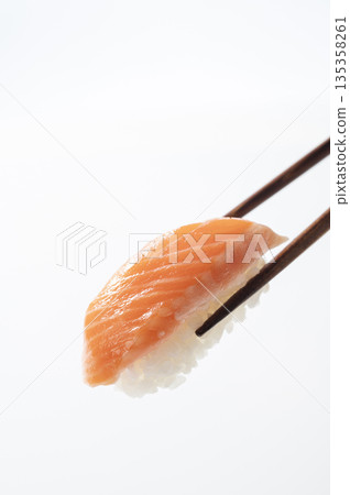 Salmon's handful sushi 135358261