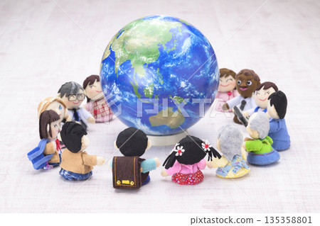 人們手牽手環繞地球 人們手牽手環繞地球 135358801