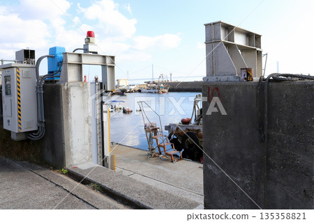 明石漁港海堤（兵庫縣明石市） 135358821