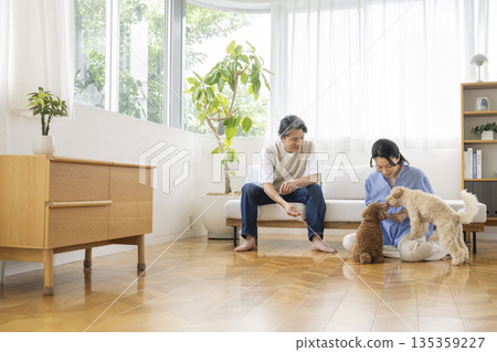 A couple in their 50s and their dog: Image of life with a dog 135359227