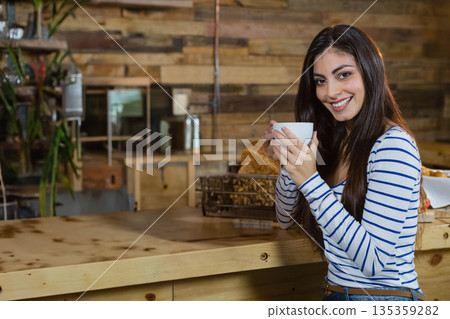 woman, customer, barista 135359282