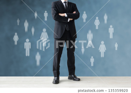 一張穿著西裝的男子在人際關係中掙扎的圖片 135359920